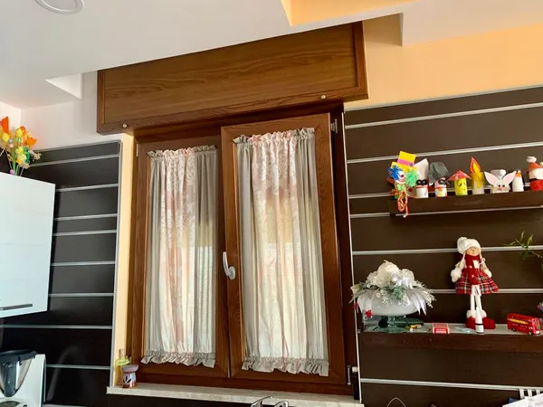 Infisso legno-alluminio noce con cassonetto